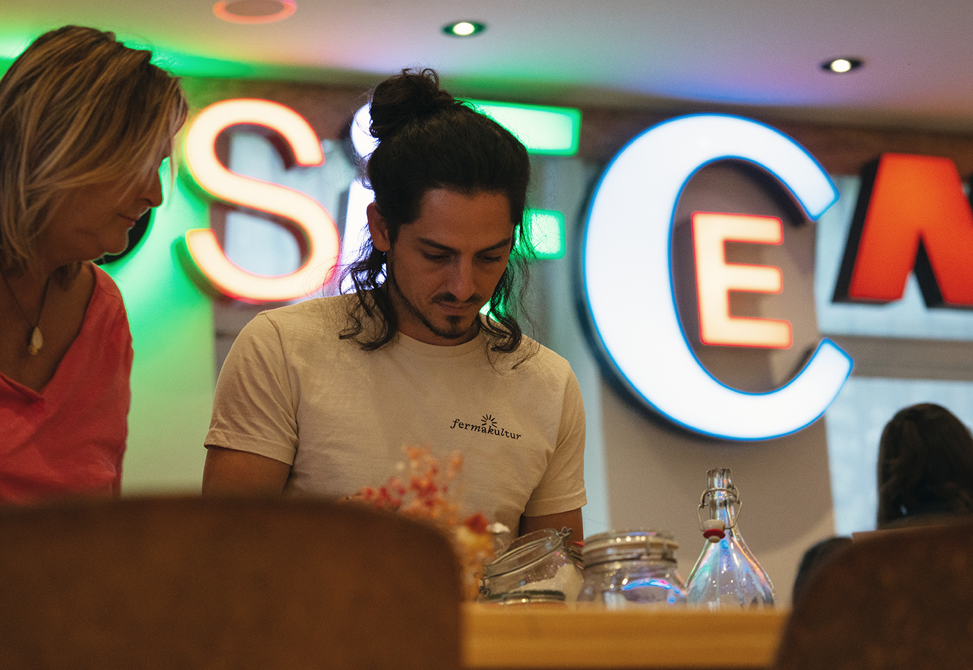 Beim Fermentier-Workshop holt Lukas Zutaten aus einem Glas.